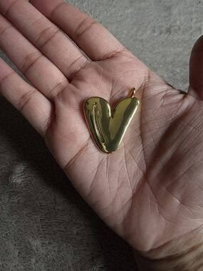 NEW GBK Initial V Bubble Letter Pendant